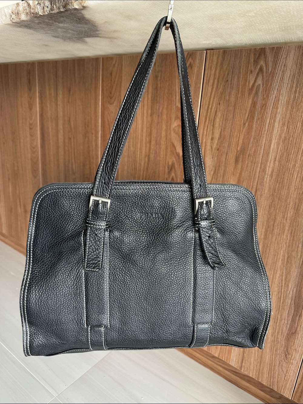 Designer style Women's Black 100% Leather Shoulder Bag with Contrast Stitching